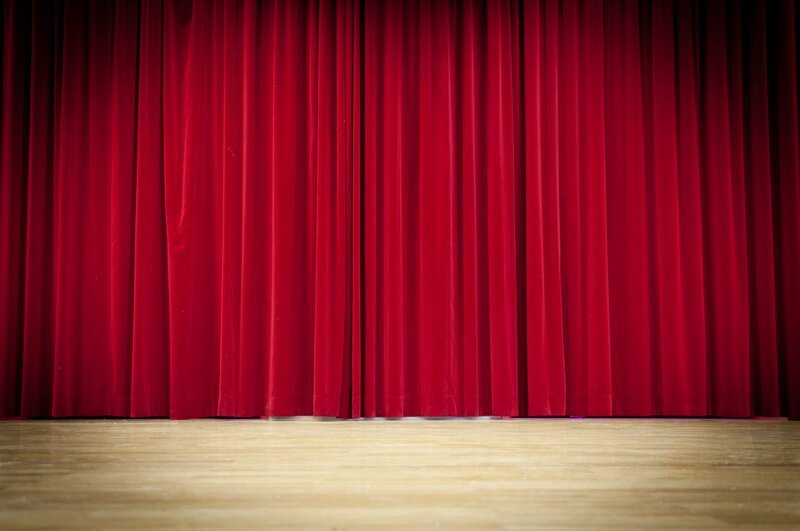 Red curtain, theater stage – Bild: Shutterstock /​ Markus Pfaff