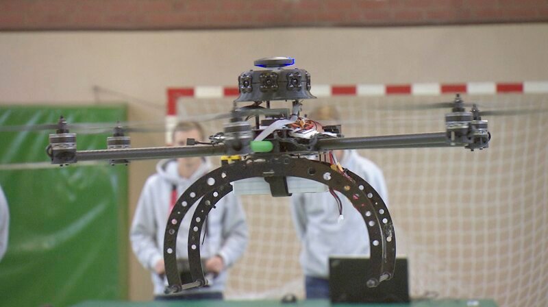 Testflug der Drohne in der firmeneigenen Turnhalle von exabotix. – Bild: NDR/​Cineteam Hannover