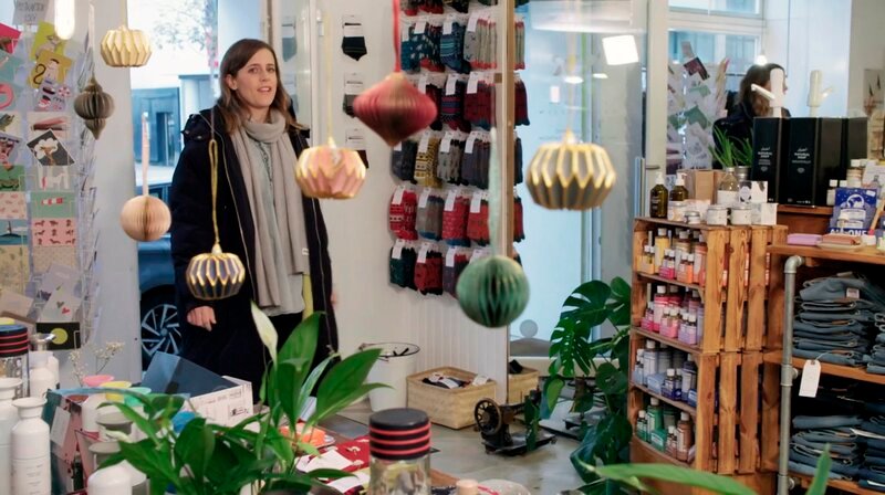 HR-Reporterin Nina Schmidt besucht einen Green Concept Store. – Bild: HR