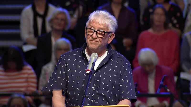 Arno Backhaus bei der Predigt – Bild: Bibel TV