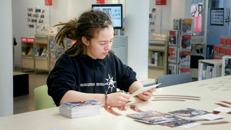 SRF DOK: Brücken bauen – Mit Handicap in die Arbeitswelt Auf der Suche nach einem Ausbildungsplatz informiert sich Nuria von Bergen über passende Berufsfelder. SRF/​2021 Cineworx Filmproduktion GmbH/​Steff Bossert – Bild: SRF1