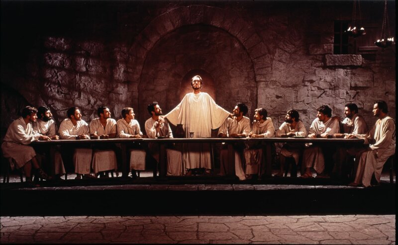 Jesus von Nazareth (Max von Sydow) sammelt zwölf Jünger um sich und predigt das Reich seines Vaters. . Die größte Geschichte aller Zeiten – Bild: Zone Europa