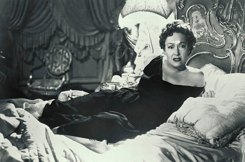 Sie war einst die Stummfilmdiva Hollywoods, nun ist sie besessen von dem Wunsch nach einem Comeback und setzt dazu alles in Bewegung: Norma Desmond bindet einen mittellosen Drehbuchautor an sich, der ihr das Buch schreiben soll, das sie zurück auf die Leinwand bringt. Doch dieser verliebt sich ausgerechnet in eine junge Dramaturgin. – Norma Desmond (Gloria Swanson), ein großer Star des Stummfilms, lebt seit Jahren von der Welt vergessen in ihrer Villa am Sunset Boulevard in Hollywood.  Achtung – Lizenzzeit: 01.11.2019⁠–⁠31.12 – Bild: rbb/​(2019) by Paramount Pictures