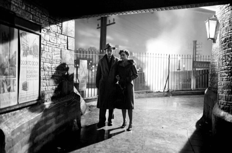 Auf dem Bahnhof lernen sich der charmante Arzt Dr. Alec Harvey (Trevor Howard) und die schöne Hausfrau Laura Jesson (Celia Johnson) kennen und lieben. – Bild: ARD /​ © ITV plc/​1945 Noel Coward-Cineguild