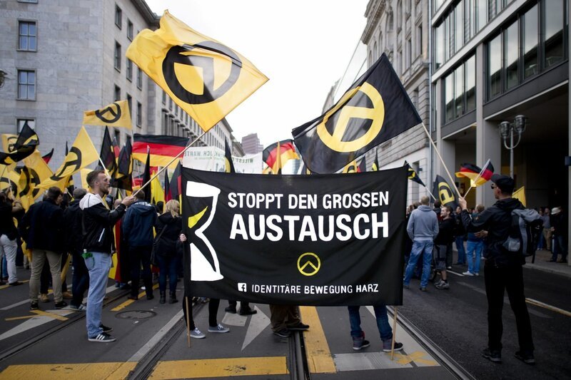 Demonstration der identitären Bewegung, die als Jugendorganisation der Neuen Rechten gilt. – Bild: ZDF und Imago.