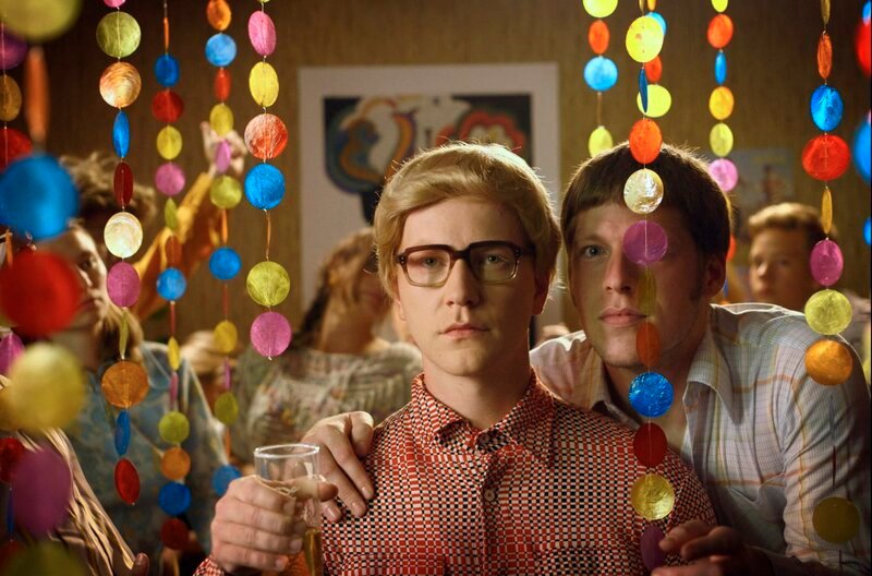 Party (Carsten Stier, Mitte) – Bild: MDR/​Leonard Caspary