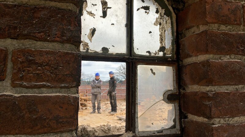 Ziegelsteine und Fenster wollen die Baustoff-Jäger beim Abriss sammeln. – Bild: NDR/​DHF Media GmbH/​Nora Stoewer