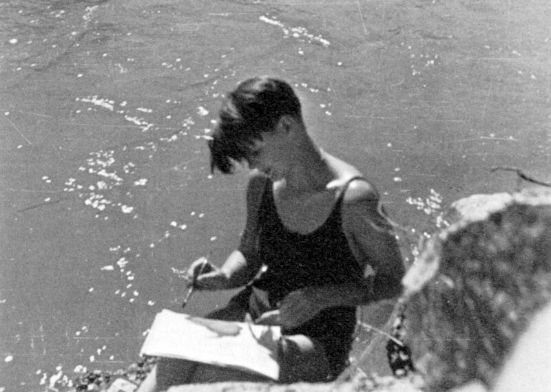 Sophie Scholl zeichnend am See. – Bild: ZDF und BR/Goldkind Film Sophie Scholl zeichnend am See. – Bild: ZDF und BR/Goldkind Film