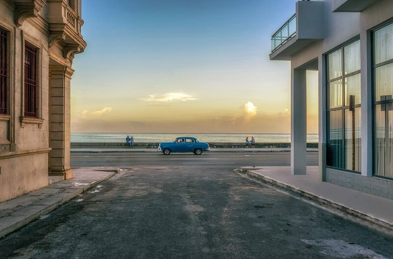 Havanna, Kuba: Zu Sowjetzeiten nutzte die Regierung das Genre des Krimis zu Propagandazwecken. Heute schreibt der Autor Leonardo Padura für eine Generation, die von der Zukunft geträumt und sowohl ihre Träume als auch ihre Zukunft verloren hat. – Bild: ERT /​ © Reinier Snijders /​ © Reinier Snijders