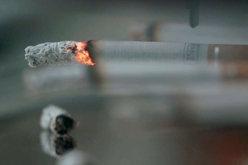 Nikotin ist eine gefährliche Droge, ihr Suchtpotenzial wird von Ärzten mit dem von Heroin verglichen. – Bild: ZDF und Florian Bentele.