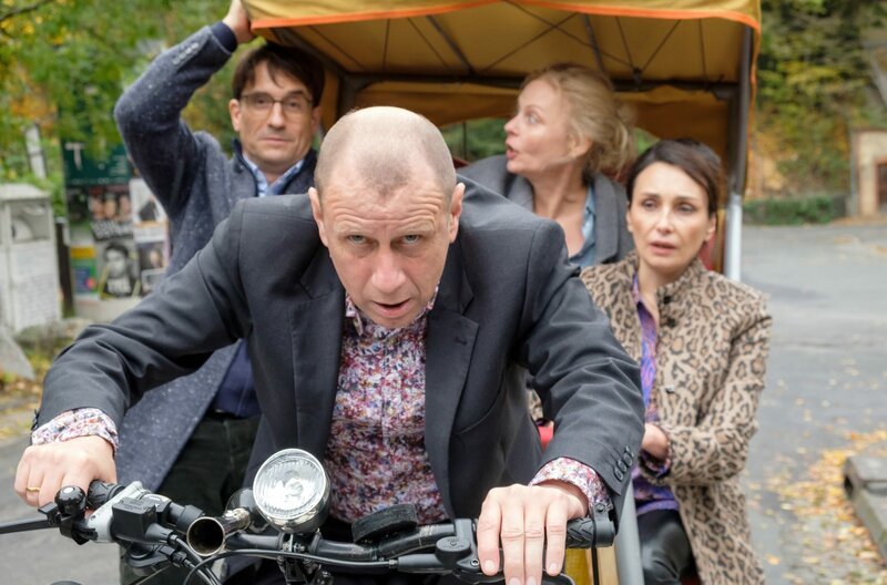 Viktor (Jevgenij Sitochin, vorne) mit Bernd (Oliver Mommsen, li.), Daniela Weigel (Susanna Simon, hinten Mitte) und Svetlana Galkin (Katerina Medvedeva) auf der Fahrrad-Rikscha. – Bild: ARD Degeto/Mona Film/Tivoli Film/Petro Domenigg Viktor (Jevgenij Sitochin, vorne) mit Bernd (Oliver Mommsen, li.), Daniela Weigel (Susanna Simon, hinten Mitte) und Svetlana Galkin (Katerina Medvedeva) auf der Fahrrad-Rikscha. – Bild: ARD Degeto/Mona Film/Tivoli Film/Petro Domenigg