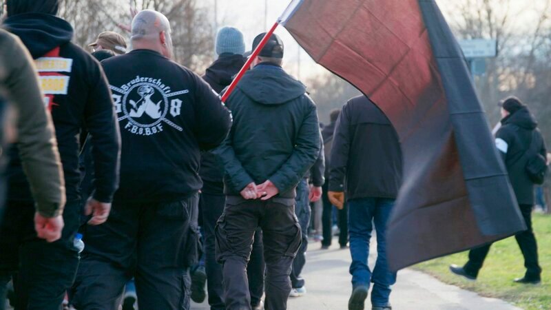 Demonstration der Rechten in Dresden – ihre Hassbotschaften können zu Gewalttaten anstiften. – Bild: MDR/​Flemming Postproduktion