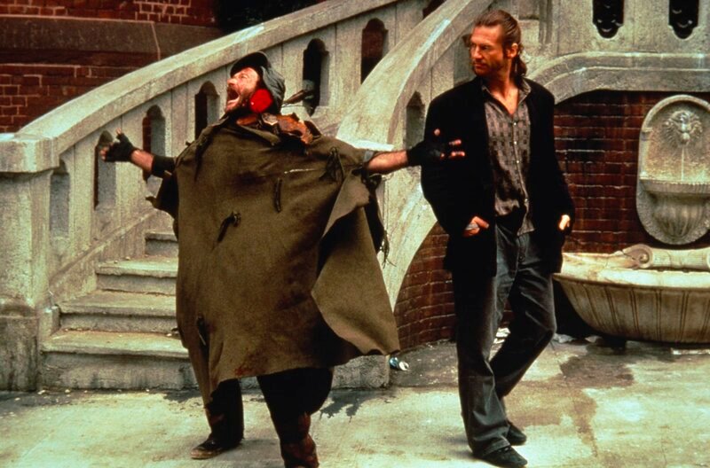 Jack (Jeff Bridges) trifft auf den Obdachlosen Henry Sagan (Robin Williams), der seine Frau bei dem Massaker in der Bar verloren hat. – Bild: WDR/​1991 TriStar Pictures, Inc.