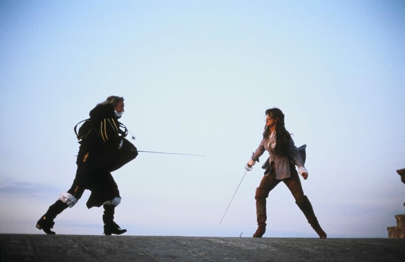 D’Artagnan (Philippe Noirte) lernt seiner Tocher Eloise (Sophie Marceau) den Umgang mit dem Säbel – Bild: TV4