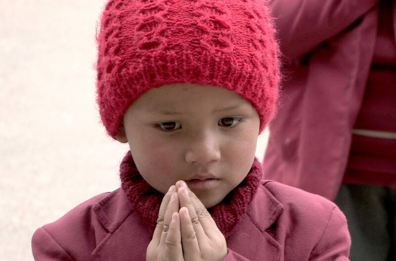 Ein Kind betet im Internat. Fester Bestandteil des Alltags in Ladakh ist die buddhistische Religion. – Bild: ARTE F /​ © C Productions Chromatiques/​Lyon Capitale TV