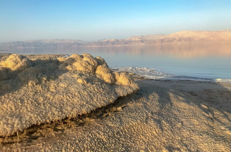 Die einzigartige Landschaft des Toten Meeres mit blaugrünem Wasser und Salzstränden – Bild: WGBH /​ © WGBH