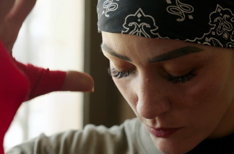 Die jordanische Boxmeisterin Reem al-Shammary bereitet sich auf den Kampf vor. Sie kämpft auch gegen konservative Rollenbilder und ermuntert junge Beduininnen, sich gegen den Willen ihrer Väter aufzulehnen, um wieder die Schule besuchen zu können. – Bild: arte