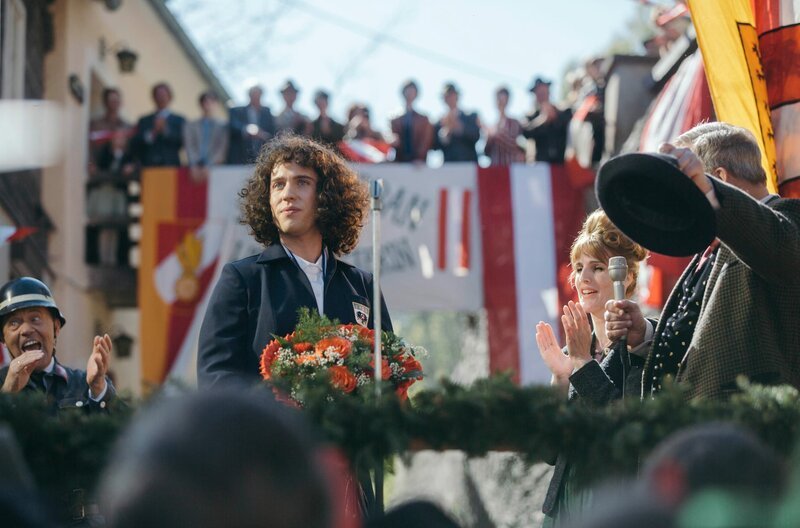 So ganz geheuer ist Erika (Markus Freistätter) der Auflauf nach dem WM-Sieg nicht … – Bild: SWR/ORF/Lotus Film/Zeitsprung Pictures/Felipe Kolm So ganz geheuer ist Erika (Markus Freistätter) der Auflauf nach dem WM-Sieg nicht … – Bild: SWR/ORF/Lotus Film/Zeitsprung Pictures/Felipe Kolm