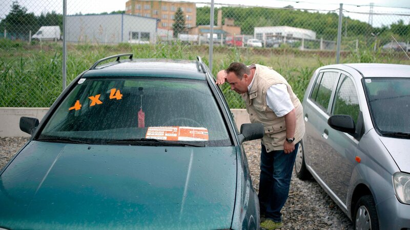 Die Corona-Pandemie hat die Autoindustrie in Deutschland schwer getroffen. Die große Hoffnung: Das Elektroauto. Dank massiver Fördergelder sind die günstigen Vertreter dieser Art im Kaufpreis von 20.000 Euro auf 10.000 Euro gesunken. Klingt nach einem Schnäppchen und einer umweltfreundlichen Alternative – aber stimmt das auch? Und was passiert mit unseren alten Autos? Ein Team von Exclusiv im Ersten hat sich auf den Märkten umgeschaut, auf denen unsere gebrauchten Fahrzeuge in Afrika und Osteuropa verkauft werden. – Bild: ZDF und NDR/WDR/Michael Höft. Die Corona-Pandemie hat die Autoindustrie in Deutschland schwer getroffen. Die große Hoffnung: Das Elektroauto. Dank massiver Fördergelder sind die günstigen Vertreter dieser Art im Kaufpreis von 20.000 Euro auf 10.000 Euro gesunken. Klingt nach einem Schnäppchen und einer umweltfreundlichen Alternative – aber stimmt das auch? Und was passiert mit unseren alten Autos? Ein Team von Exclusiv im Ersten hat sich auf den Märkten umgeschaut, auf denen unsere gebrauchten Fahrzeuge in Afrika und Osteuropa verkauft werden. – Bild: ZDF und NDR/WDR/Michael Höft.