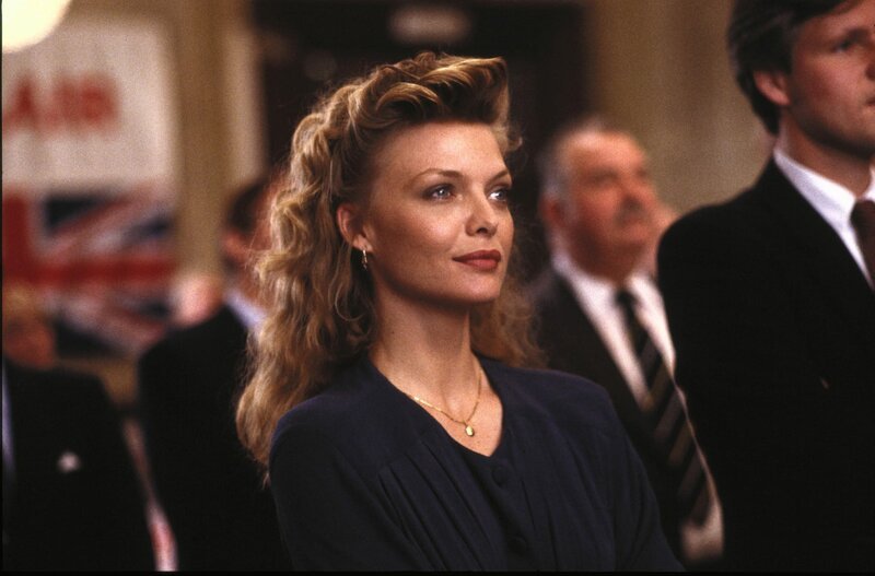 Katya Orlova (Michelle Pfeiffer) fungiert als Vermittlerin zwischen dem russischen Physiker Dante und dem Londoner Verleger Blair. – Bild: 1990 Metro-Goldwyn-Mayer Studios Inc. All Rights Reserved Lizenzbild frei Katya Orlova (Michelle Pfeiffer) fungiert als Vermittlerin zwischen dem russischen Physiker Dante und dem Londoner Verleger Blair. – Bild: 1990 Metro-Goldwyn-Mayer Studios Inc. All Rights Reserved Lizenzbild frei