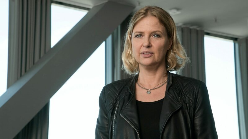 Hauptkommissarin Lanz (Katharina Bhm) glaubt Dr. Schrders (Robert Giggenbach) Aussagen nicht. – Bild: Sky Krimi