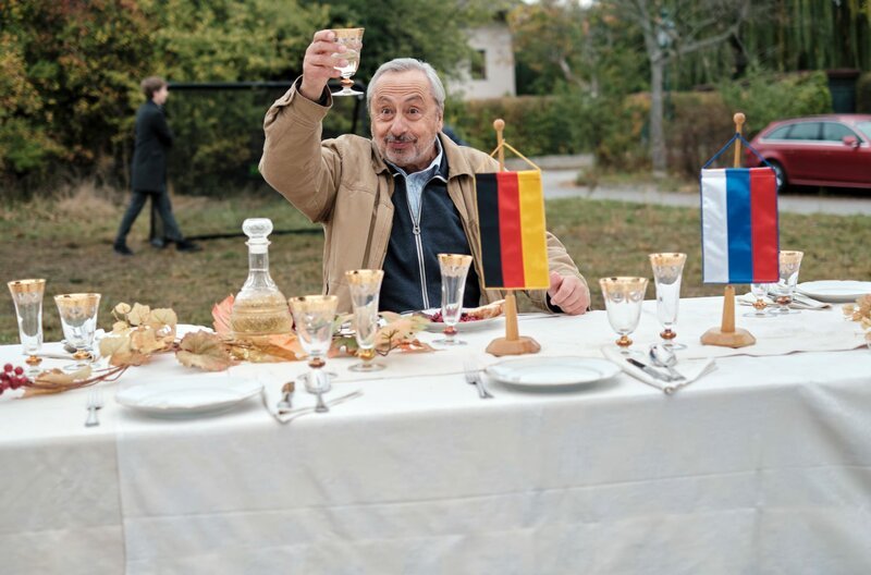 Reginald (Wolfgang Stumph) stößt auf die deutsch-russische Freundschaft an. – Bild: ARD Degeto/​Mona Film/​Tivoli Film /​ ARD Degeto/​Programmplanung und P