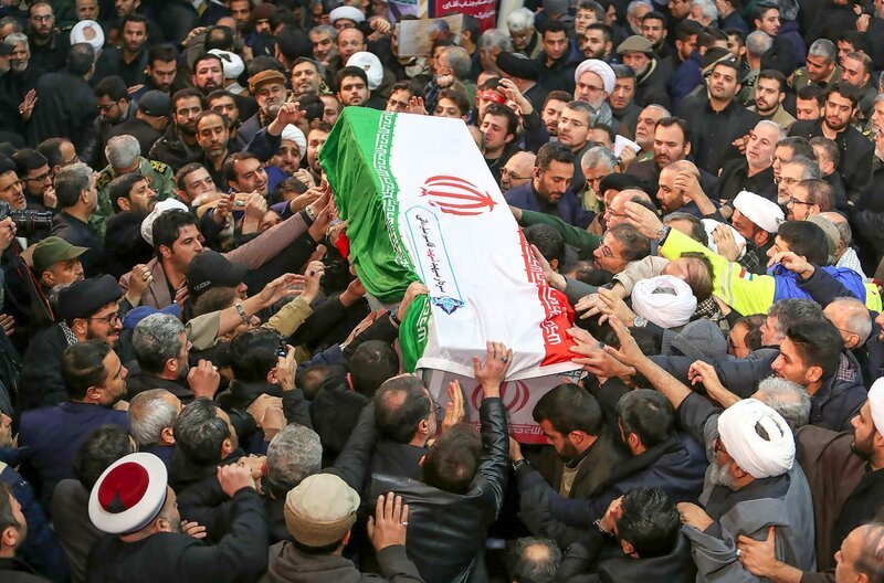 Szenen der Anteilnahme bei der Überführung des Leichnams des Generals Qasem Soleimani – Bild: ARTE F /​ © Alfred Yaghobzadeh /​ © Alfred Yaghobzadeh