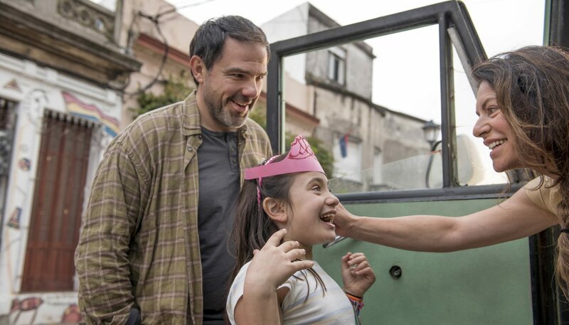 Maria (Christine Neubauer, re.) freundet sich mit ihrem Dolmetscher Diego (Carlos Lobo) und dessen Tochter (Margarita Mellicovsky) an. – Bild: ARD Degeto/​Juan Angel Urruzola