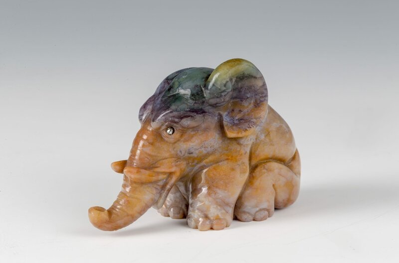 In der Welt von Fabergé nehmen Tierskulpturen einen besonderen Platz ein und bringen einen Hauch von Albernheit und Schabernack. Ihre Farbe wird durch die Farbe des Steins bestimmt, in den sie gemeißelt sind. – Bild: arte In der Welt von Fabergé nehmen Tierskulpturen einen besonderen Platz ein und bringen einen Hauch von Albernheit und Schabernack. Ihre Farbe wird durch die Farbe des Steins bestimmt, in den sie gemeißelt sind. – Bild: arte