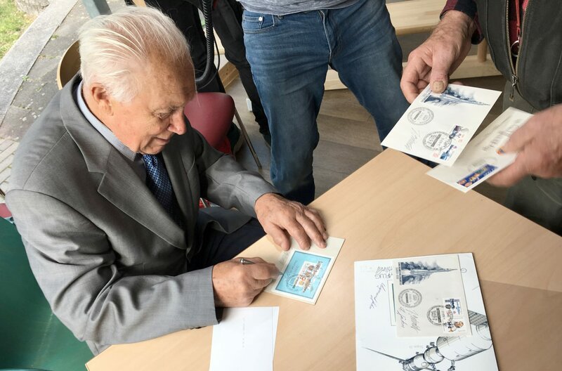 Im Osten kennt ihn noch immer jeder – Sigmund Jähn schreibt Autogramme in Rostock. – Bild: MDR/​Lona Media /​ MDR/​HA Kommunikation
