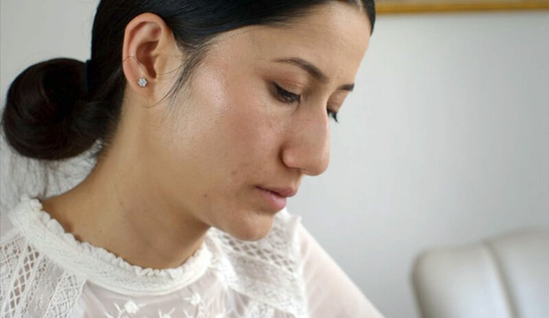Gulzire ist aus Xinjiang geflohen und lebt in München. Ihr Schwester wird seit fast 2 Jahren vermisst. – Bild: ZDF und WDR. Gulzire ist aus Xinjiang geflohen und lebt in München. Ihr Schwester wird seit fast 2 Jahren vermisst. – Bild: ZDF und WDR.