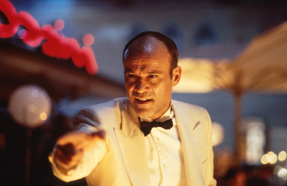 Bei Rossini berichtet Produzent Oskar Reiter (Heiner Lauterbach) über sein neues Filmprojekt und setzt sich so in Szene… – Bild: 1996 Constantin Film Verleih GmbH Lizenzbild frei