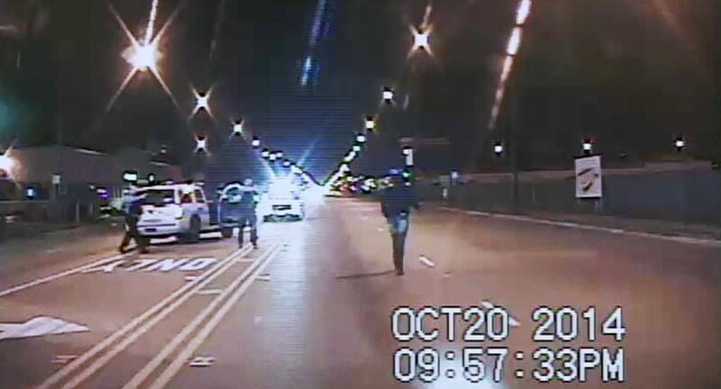Die Chicagoer Polizei lässt das Filmmaterial einer Überwachungskamera verschwinden. Erst ein Journalist findet heraus, dass die Leiche des Jugendlichen 16 Schusswunden aufweist – neun davon im Rücken. – Bild: ZDF und Richard Rowley & Karim Hajj.