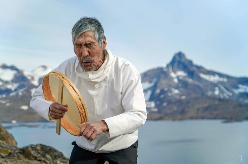 Der Rückgang des Robbenbestands ließ manche Inuit-Familien hungern, denn in Ost-Grönland ist die Robbe so wichtig wie das Schwein in vielen europäischen Ländern. Heute werden viele Nahrungsmittel aus Dänemark geliefert. – Bild: ARTE France /​ © Miha Avgustin /​ © Miha Avgustin