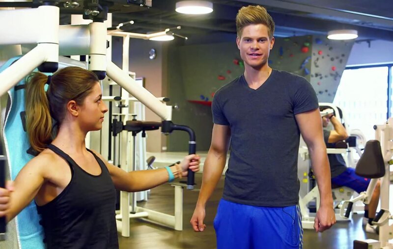 Moderator Philipp Häusser im Fitnessstudio. – Bild: BR