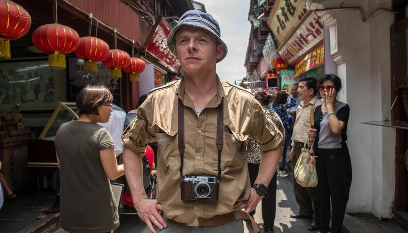 Hector (Simon Pegg) schaut sich in Shanghai um. – Bild: MDR/​Degeto/​Egoli Tossel/​Wild Bunch Germany/​Ed Araquel