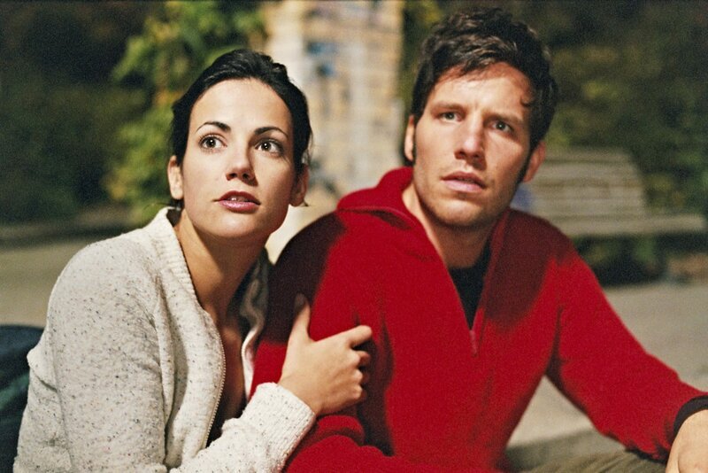 Obwohl Cora Daniel (Tim Bergmann, r.) in Begleitung der Schauspielerin Carmen Koslowsky (Bettina Zimmermann, l.) auf einer Beerdigung angetroffen hat, macht sie sich weiter Hoffnungen … – Bild: 2001 Hager Moss Film GmbH Lizenzbild frei Obwohl Cora Daniel (Tim Bergmann, r.) in Begleitung der Schauspielerin Carmen Koslowsky (Bettina Zimmermann, l.) auf einer Beerdigung angetroffen hat, macht sie sich weiter Hoffnungen … – Bild: 2001 Hager Moss Film GmbH Lizenzbild frei