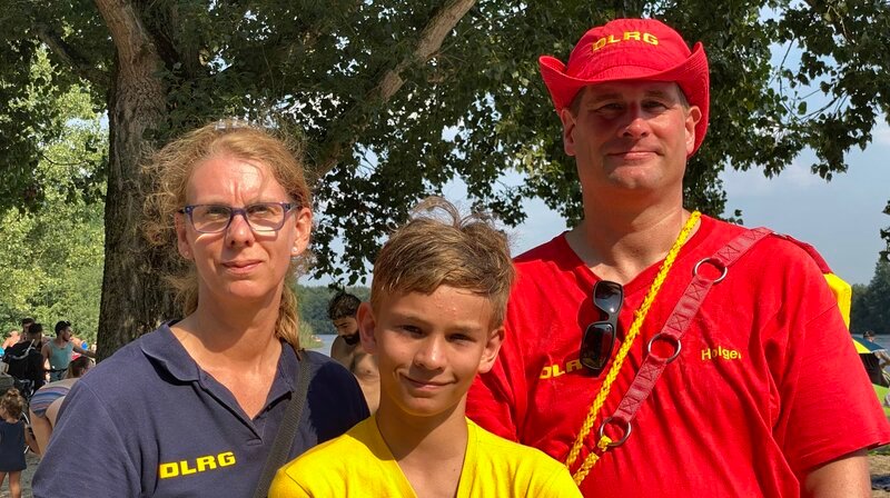 Familie Schott, jedes zweites Wochenende machen sie ehrenamtlich Dienst am Altwarmbüchener See. (Weitere Bilder auf Anfrage) – Bild: NDR/​Lona Media