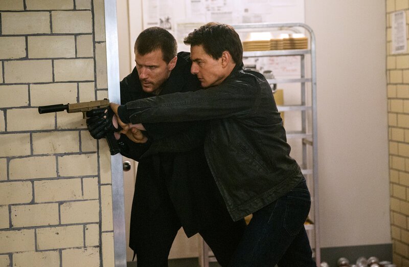 Um seine Unschuld zu beweisen, muss sich Jack Reacher (Tom Cruise, r.) auch gegen den Jäger (Patrick Heusinger, l.) durchsetzen… – Bild: Puls 4