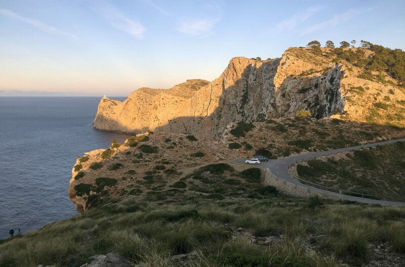 Abendstimmung an der MA-10: Der Nordwesten Mallorcas ist bis heute der ursprünglichste Teil der Insel. – Bild: Thomas Radler /​ © Thomas Radler