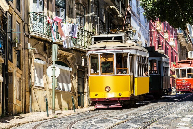 Tram in der Altstadt von Lissabon – Bild: ZDF und Sergey Figurniy /​ Colourbox.