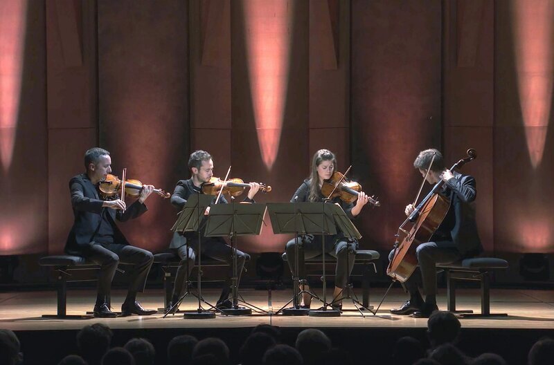 Pierre Colombet (erste Geige), Gabriel Le Magadure (zweite Geige), Marie Chilemme (Bratsche) und Raphaël Merlin (Cello, v.l.) formen das französische Streichquartett „Quatuor Ebène“. – Bild: Idéale Audience /​ © IdĂ©ale Audience