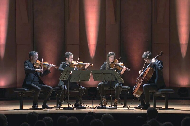 Pierre Colombet (erste Geige), Gabriel Le Magadure (zweite Geige), Marie Chilemme (Bratsche) und Raphaël Merlin (Cello, v.l.) formen das französische Streichquartett „Quatuor Ebène“. – Bild: Idéale Audience / © IdĂ©ale Audience Pierre Colombet (erste Geige), Gabriel Le Magadure (zweite Geige), Marie Chilemme (Bratsche) und Raphaël Merlin (Cello, v.l.) formen das französische Streichquartett „Quatuor Ebène“. – Bild: Idéale Audience / © IdĂ©ale Audience