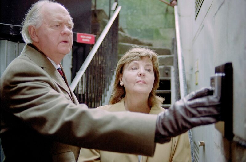 Colonel Geoffrey Reece (Oliver Ford Davies) and Dr. Catherine Kendall (Pauline Collins). – Bild: WDR/​Company Pictures