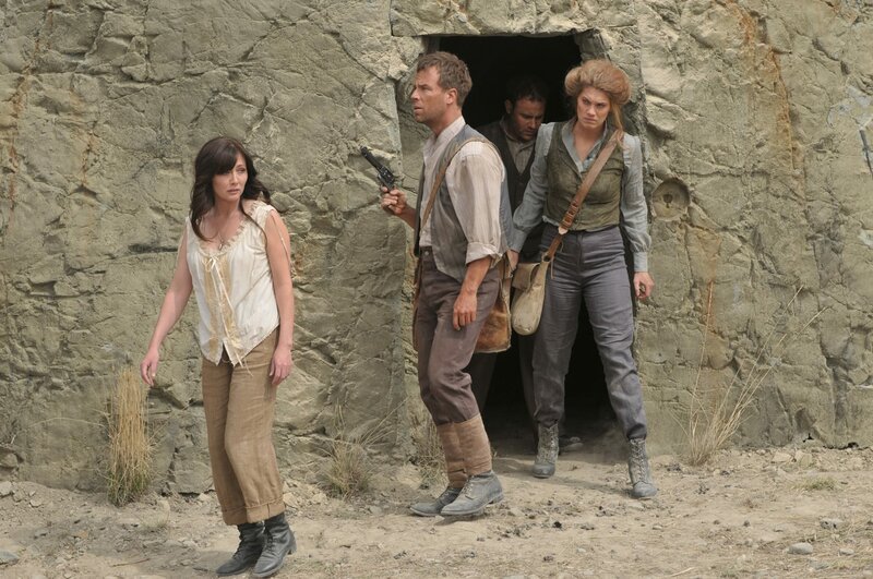 Im Bild: V.l.n.r.: Susan Jordan (Shannen Doherty), Dr. Marco Langford (JR Bourne), Stewart Dunbar (Toby Berner), Hildy Wainwright (Heather Doerksen) – Bild: TL5