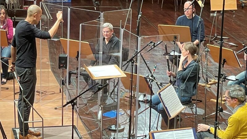 Wenn Kevin John Edusei dirigiert ist er meistens der einzige schwarze Musiker auf dem Podium. – Bild: ZDF und Hannah Friedrich. Wenn Kevin John Edusei dirigiert ist er meistens der einzige schwarze Musiker auf dem Podium. – Bild: ZDF und Hannah Friedrich.