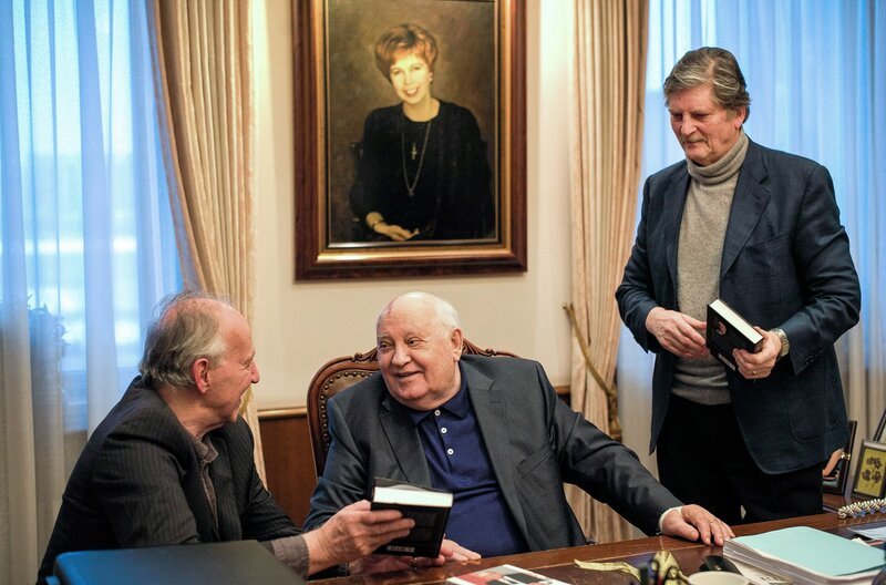Werner Herzog, Michail Gorbatschow und André Singer (v.l.) – Bild: MDR/​Springfilms