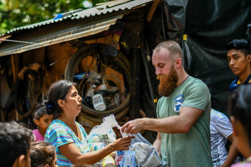 christian mission team giving aid to family in Guatemalan village – Bild: ZDF christian mission team giving aid to family in Guatemalan village – Bild: ZDF