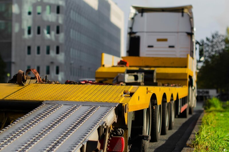 large yellow breakdown truck parked along the road – Bild: Sat.1