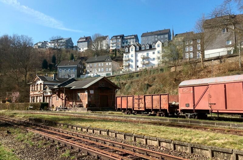 Radevormwald ist eine typische Kleinstadt. Man kennt sich und hält zusammen. In Rade, wie man hier kurz sagt, scheint die Welt eigentlich noch in Ordnung. Doch seit dem Ereignis vor 50 Jahren ist fast alles anders: Radevormwald – der Name ist verbunden mit einer der schwersten Eisenbahnkatastrohen Deutschlands. Der WDR zeigt den Film anlässlich des 50. Jahrestages des Unglücks. – Schicksalsbahnhof Dahlerau – Bild: WDR/2Pilots Radevormwald ist eine typische Kleinstadt. Man kennt sich und hält zusammen. In Rade, wie man hier kurz sagt, scheint die Welt eigentlich noch in Ordnung. Doch seit dem Ereignis vor 50 Jahren ist fast alles anders: Radevormwald – der Name ist verbunden mit einer der schwersten Eisenbahnkatastrohen Deutschlands. Der WDR zeigt den Film anlässlich des 50. Jahrestages des Unglücks. – Schicksalsbahnhof Dahlerau – Bild: WDR/2Pilots